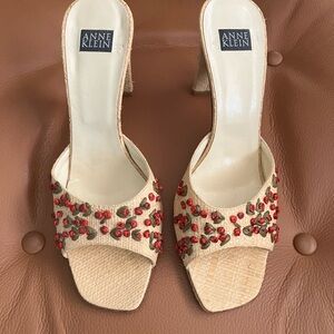 Anne Klein woven straw heel with red flowers 7N